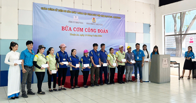 TRAO YÊU THƯƠNG CHO 80 NLĐ CÓ HOÀN CẢNH KHÓ KHĂN