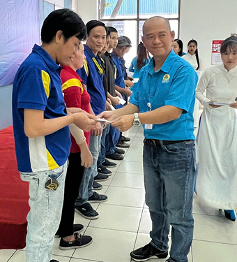TRAO YÊU THƯƠNG CHO 80 NLĐ CÓ HOÀN CẢNH KHÓ KHĂN (3)