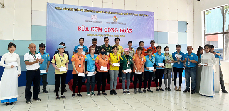 TRAO YÊU THƯƠNG CHO 80 NLĐ CÓ HOÀN CẢNH KHÓ KHĂN (15)