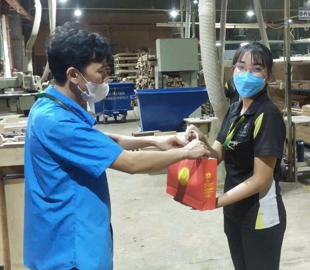 CÔNG ĐOÀN TRAO TẶNG BÁNH TRUNG THU CHO NGƯỜI LAO ĐỘNG (5)