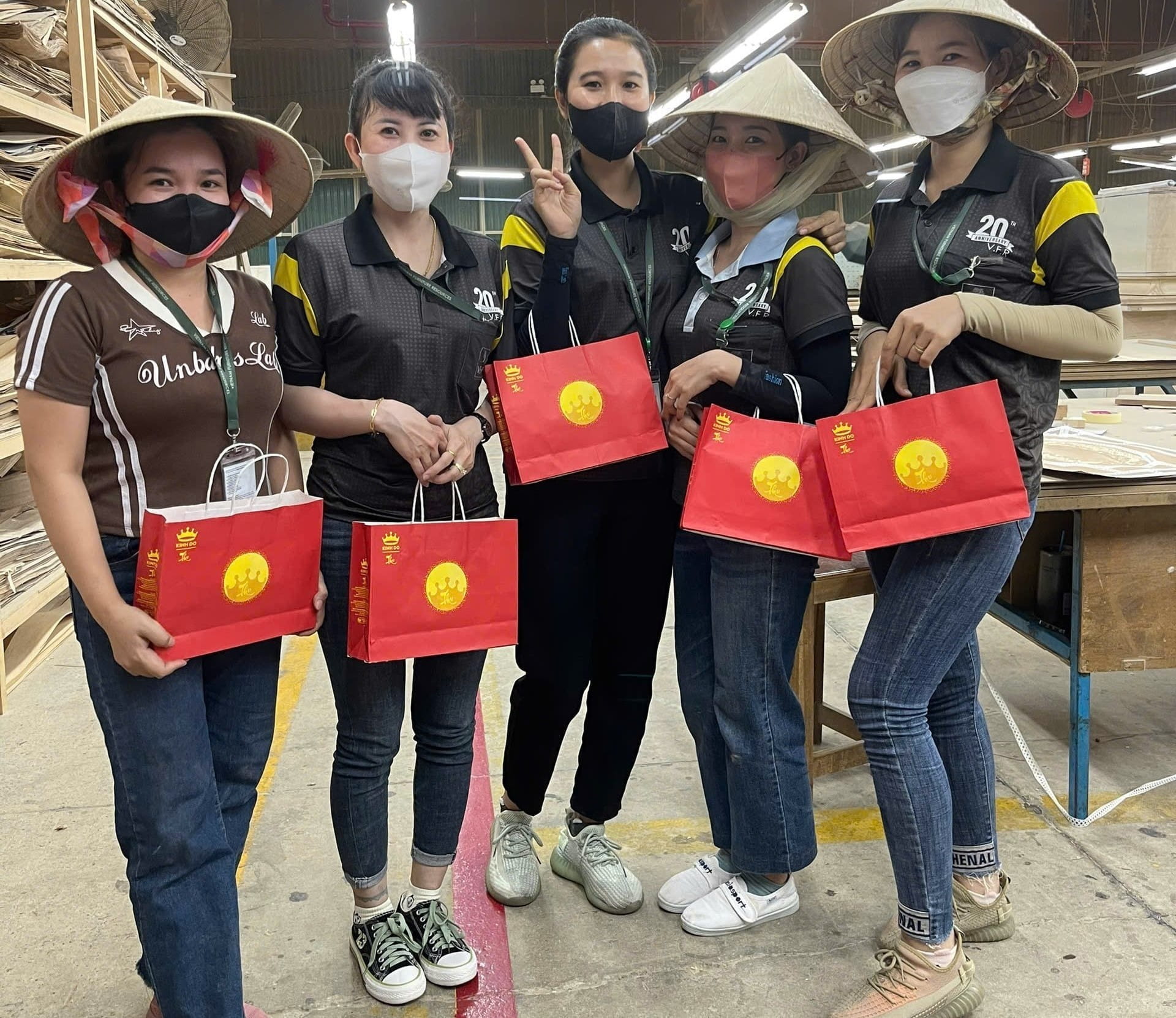 CÔNG ĐOÀN TRAO TẶNG BÁNH TRUNG THU CHO NGƯỜI LAO ĐỘNG (7)