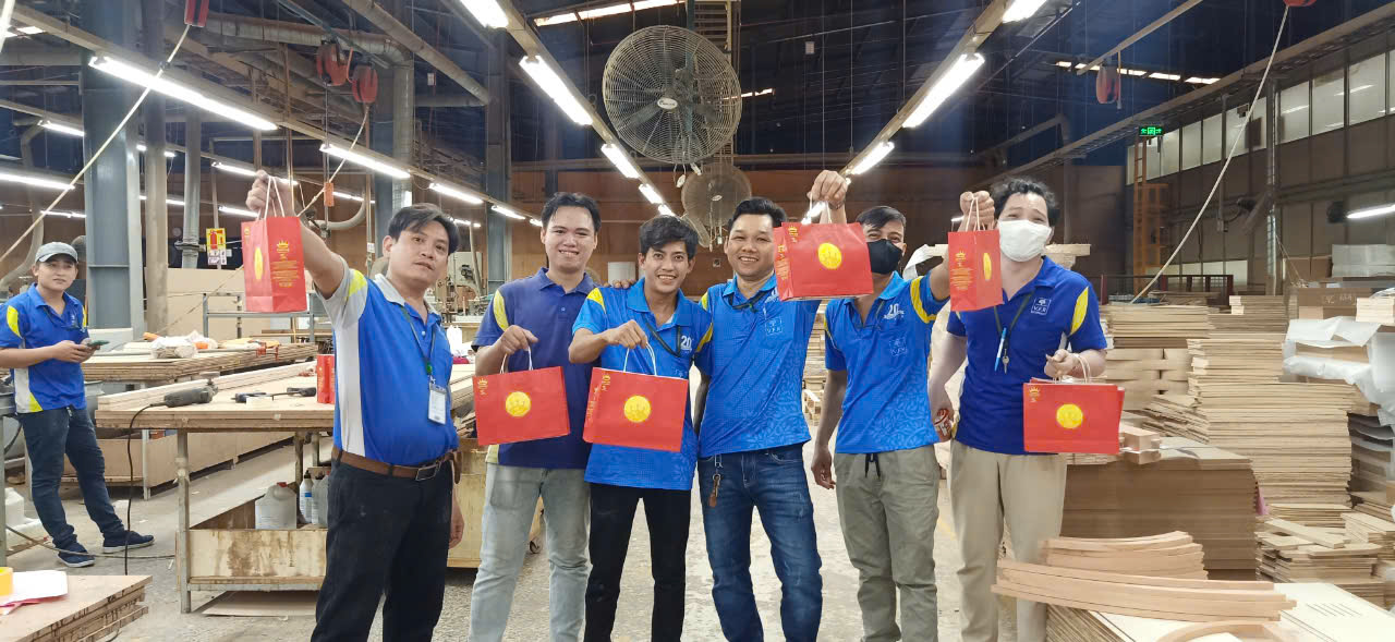 CÔNG ĐOÀN TRAO TẶNG BÁNH TRUNG THU CHO NGƯỜI LAO ĐỘNG (9)