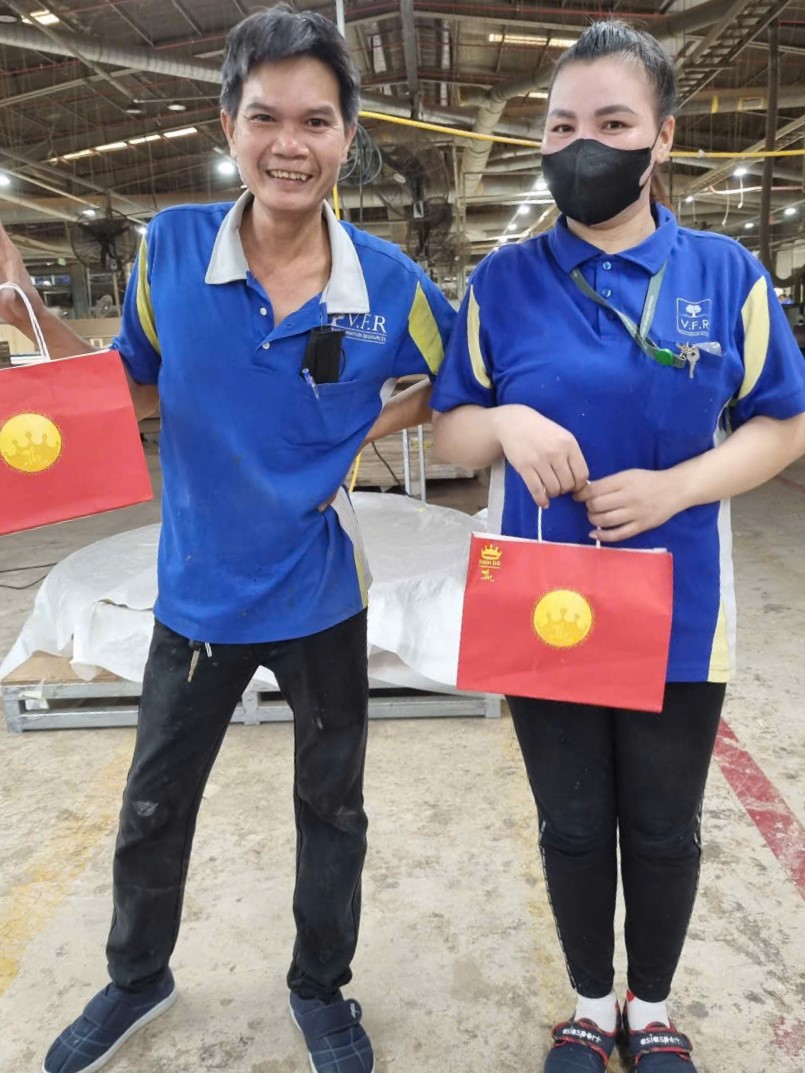 CÔNG ĐOÀN TRAO TẶNG BÁNH TRUNG THU CHO NGƯỜI LAO ĐỘNG (11)