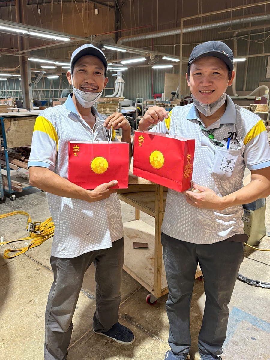 CÔNG ĐOÀN TRAO TẶNG BÁNH TRUNG THU CHO NGƯỜI LAO ĐỘNG (13)