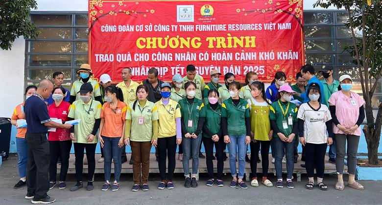 CÔNG ĐOÀN CƠ SỞ V.F.R PHỐI HỢP CÙNG LĐLĐ THÀNH PHỐ THUẬN AN TRAO QUÀ TẾT CHO NGƯỜI LAO ĐỘNG CÓ HOÀN CẢNH KHÓ KHĂN (5)