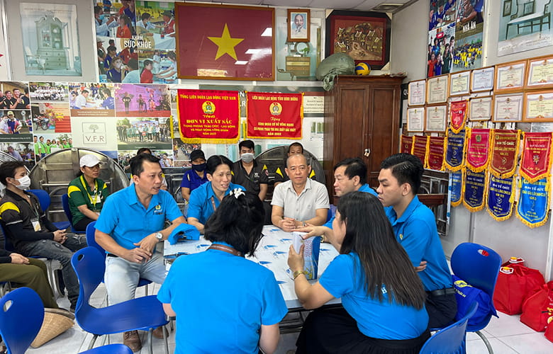 CÔNG ĐOÀN CƠ SỞ V.F.R PHỐI HỢP CÙNG LĐLĐ THÀNH PHỐ THUẬN AN TRAO QUÀ TẾT CHO NGƯỜI LAO ĐỘNG CÓ HOÀN CẢNH KHÓ KHĂN (13)