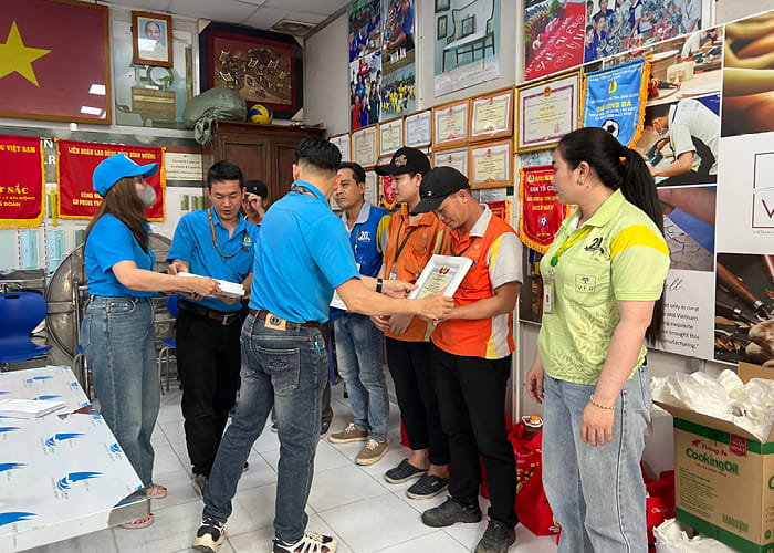 CÔNG ĐOÀN CƠ SỞ V.F.R TRAO BẰNG KHEN CHO 17 ĐOÀN VIÊN XUẤT SẮC NĂM 2024 (5)