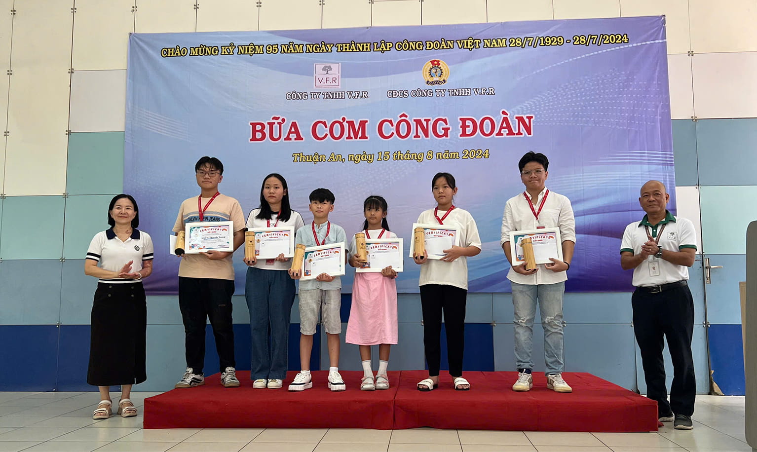 KHÍCH LỆ HỌC TẬP CHO CÁC EM HỌC SINH LÀ  CON CỦA ĐOÀN VIÊN