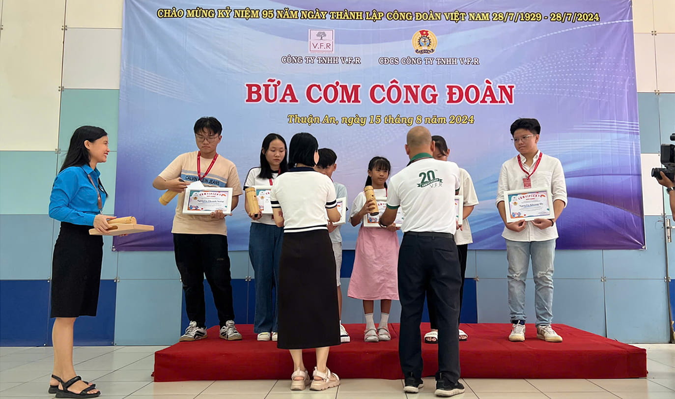 KHÍCH LỆ HỌC TẬP CHO CÁC EM HỌC SINH LÀ  CON CỦA ĐOÀN VIÊN (7)