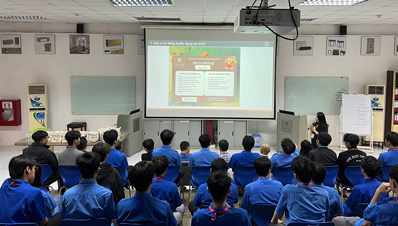 SINH VIÊN ĐẠI HỌC CÔNG NGHIỆP THAM QUAN V.F.R – TRẢI NGHIỆM MÔI TRƯỜNG LÀM VIỆC & PHÚC LỢI TOÀN DIỆN (3)