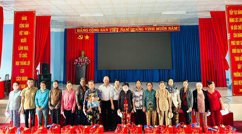 V.F.R CHUNG TAY MANG TẾT ẤM ĐẾN NHỮNG HOÀN CẢNH KHÓ KHĂN (7)