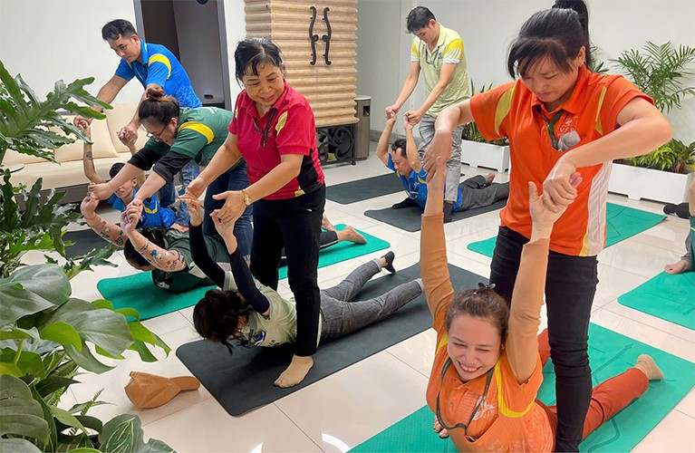 LỚP YOGA TRONG GIỜ LÀM VIỆC CHĂM SÓC SỨC KHỎE TỪ GỐC (3)