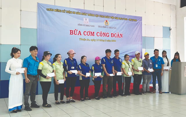 TRAO YÊU THƯƠNG CHO 80 NLĐ CÓ HOÀN CẢNH KHÓ KHĂN