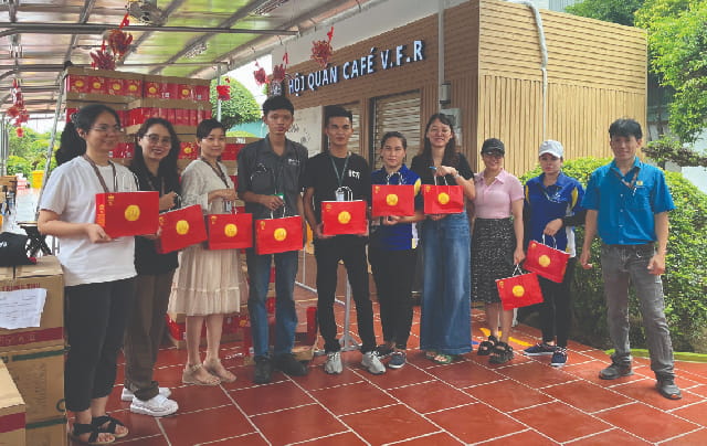 CÔNG ĐOÀN TRAO TẶNG BÁNH TRUNG THU CHO NGƯỜI LAO ĐỘNG