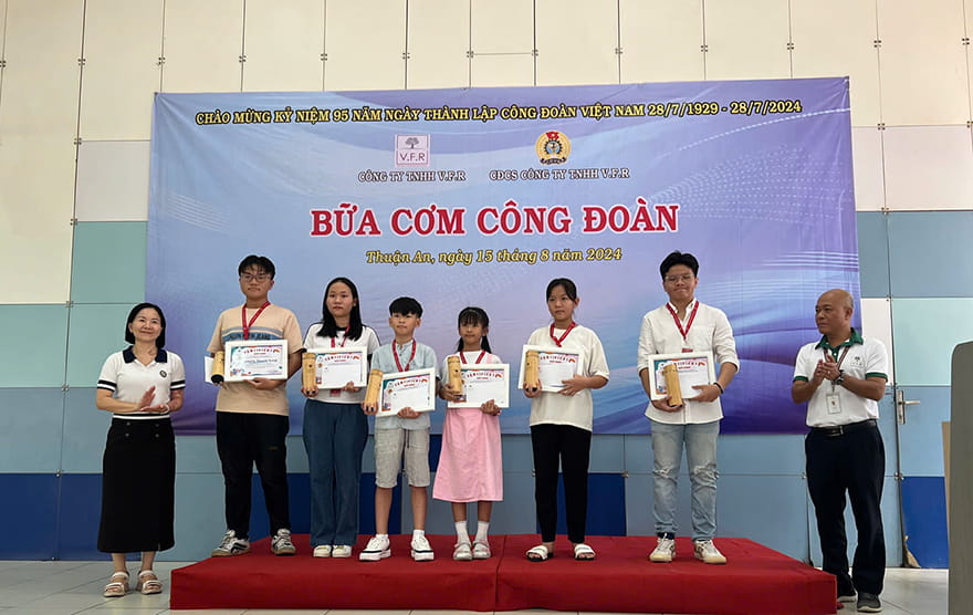 KHÍCH LỆ HỌC TẬP CHO CÁC EM HỌC SINH LÀ  CON CỦA ĐOÀN VIÊN
