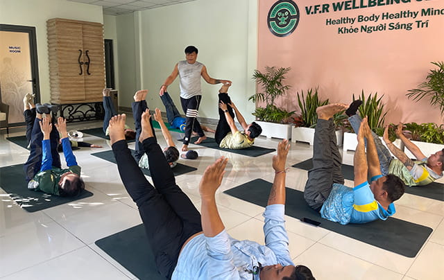 LỚP YOGA TRONG GIỜ LÀM VIỆC CHĂM SÓC SỨC KHỎE TỪ GỐC