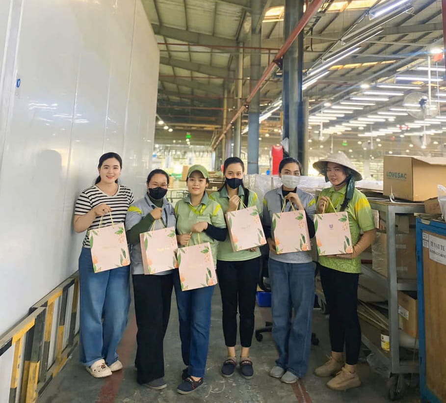 NHỮNG MÓN QUÀ VÀ ĐÓA HOA TRI ÂN PHÁI NỮ CỦA V.F.R (9)