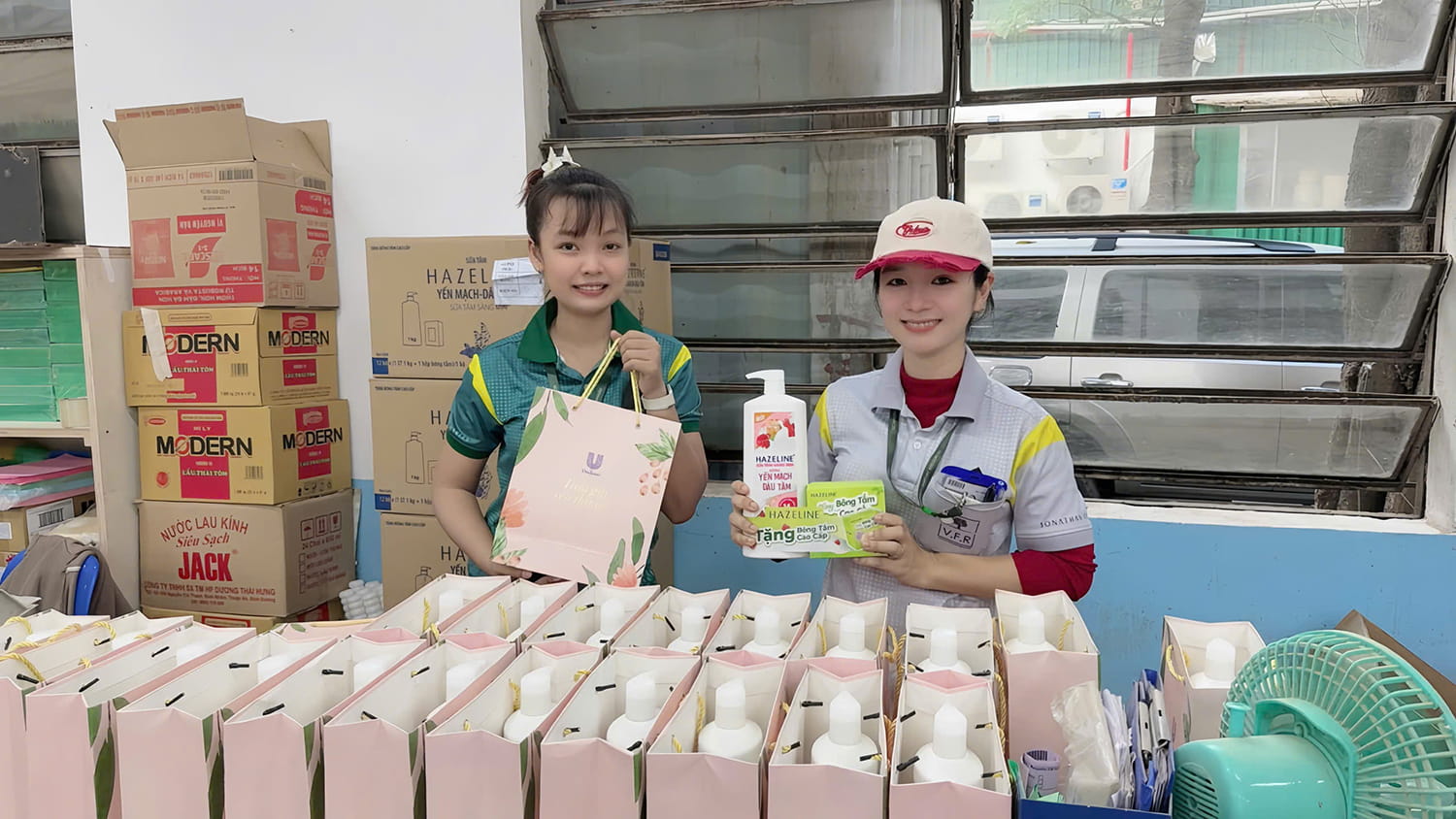 NHỮNG MÓN QUÀ VÀ ĐÓA HOA TRI ÂN PHÁI NỮ CỦA V.F.R (13)