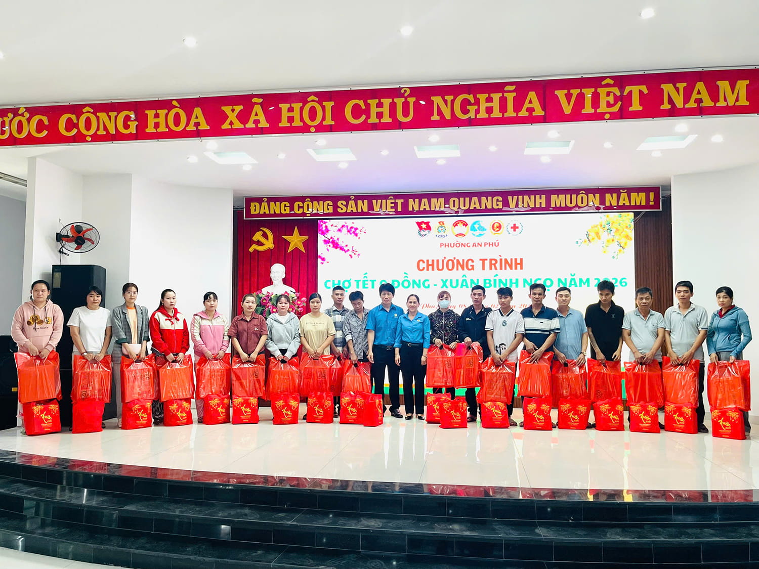 CÔNG ĐOÀN CƠ SỞ V.F.R TRAO 120 PHẦN QUÀ TẠI “CHỢ TẾT 0 ĐỒNG” PHƯỜNG AN PHÚ (7)