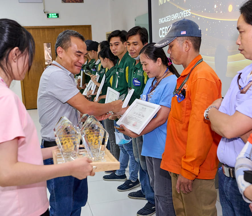 VINH DANH SỰ GẮN KẾT: LỄ TRI ÂN CÔNG NHÂN VIÊN CÓ THÂM NIÊN GẮN BÓ 5 NĂM CÙNG V.F.R (15)