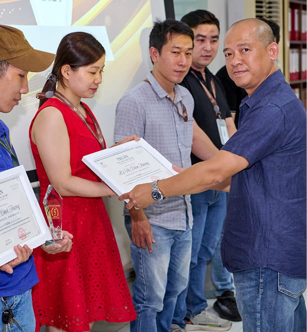 VINH DANH SỰ GẮN KẾT: LỄ TRI ÂN CÔNG NHÂN VIÊN CÓ THÂM NIÊN GẮN BÓ 5 NĂM CÙNG V.F.R (19)