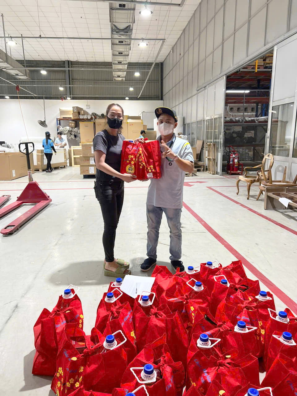 LAN TỎA YÊU THƯƠNG MÙA TẾT: CÔNG ĐOÀN V.F.R TRAO HƠN 2.500 PHẦN QUÀ (5)