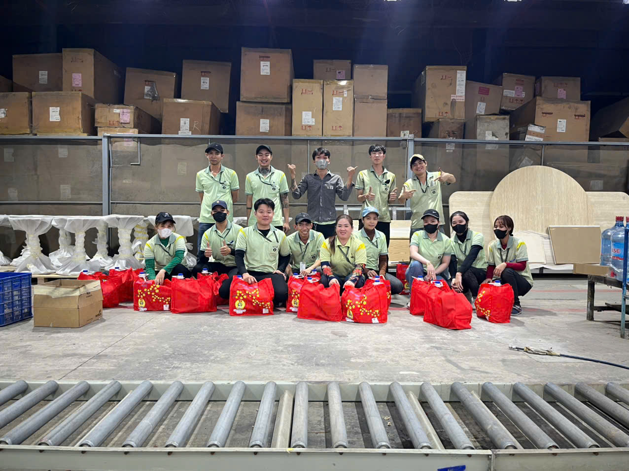 LAN TỎA YÊU THƯƠNG MÙA TẾT: CÔNG ĐOÀN V.F.R TRAO HƠN 2.500 PHẦN QUÀ (13)