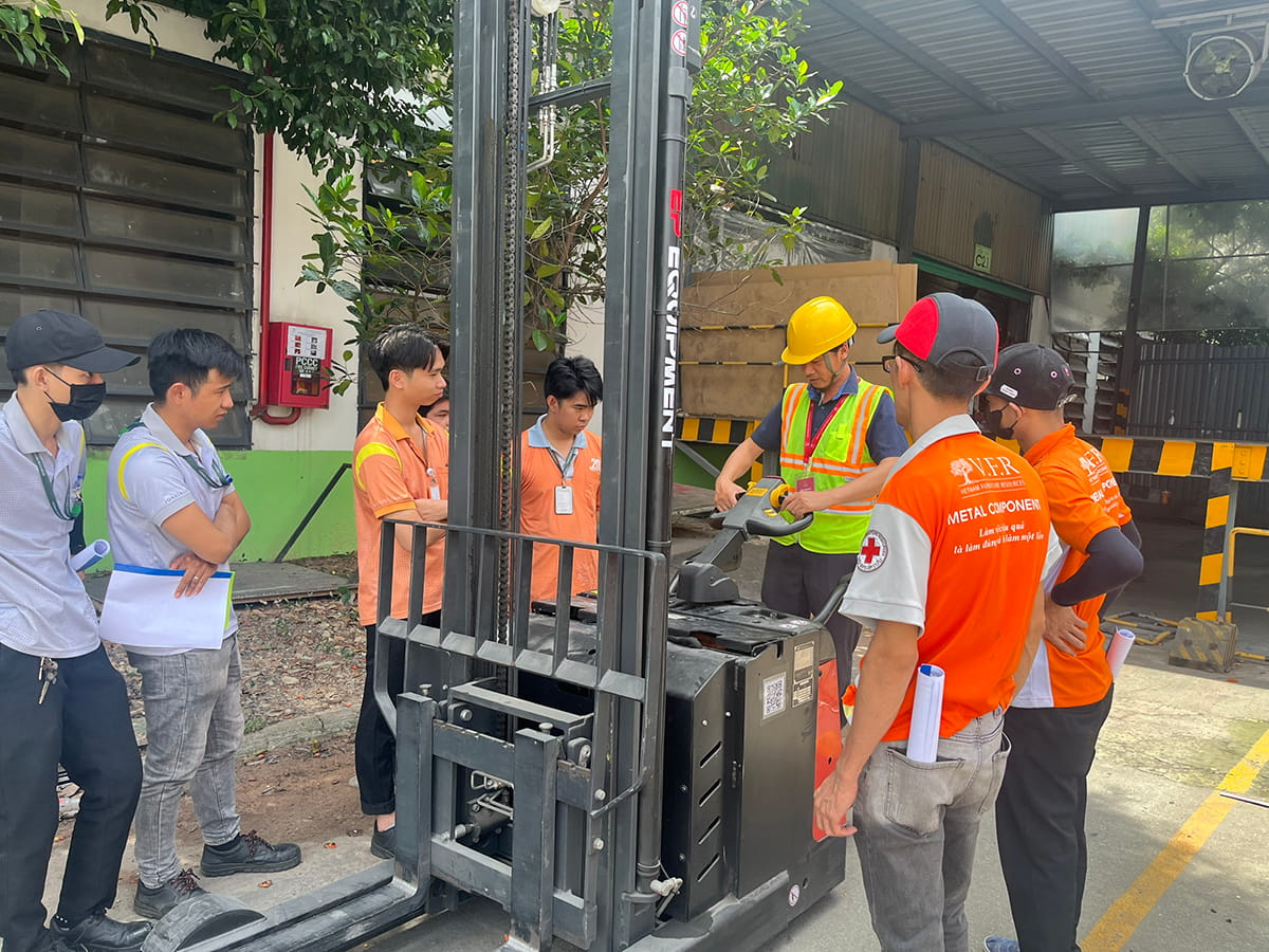 KHÓA ĐÀO TẠO “CÁCH VẬN HÀNH XE NÂNG HÀNG” TẠI V.F.R (3)