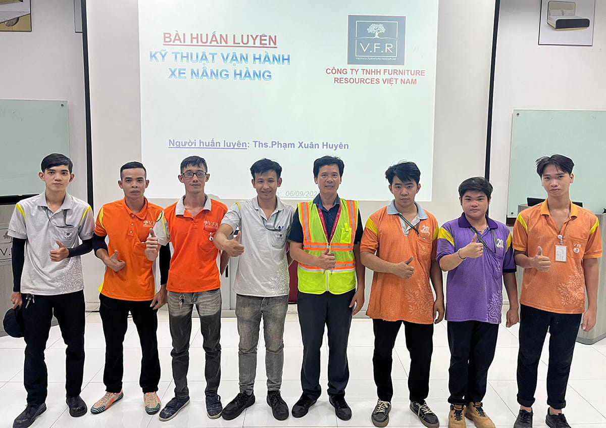 KHÓA ĐÀO TẠO “CÁCH VẬN HÀNH XE NÂNG HÀNG” TẠI V.F.R (11)