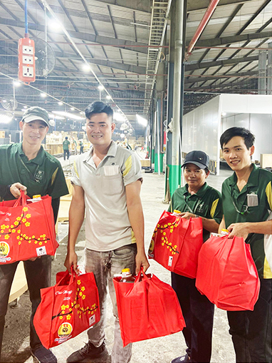 XUÂN ẤM NO CÔNG ĐOÀN V.F.R GỬI QUÀ TẾT NGUYÊN ĐÁN 2024 CHO TOÀN THỂ NGƯỜI LAO ĐỘNG (7)