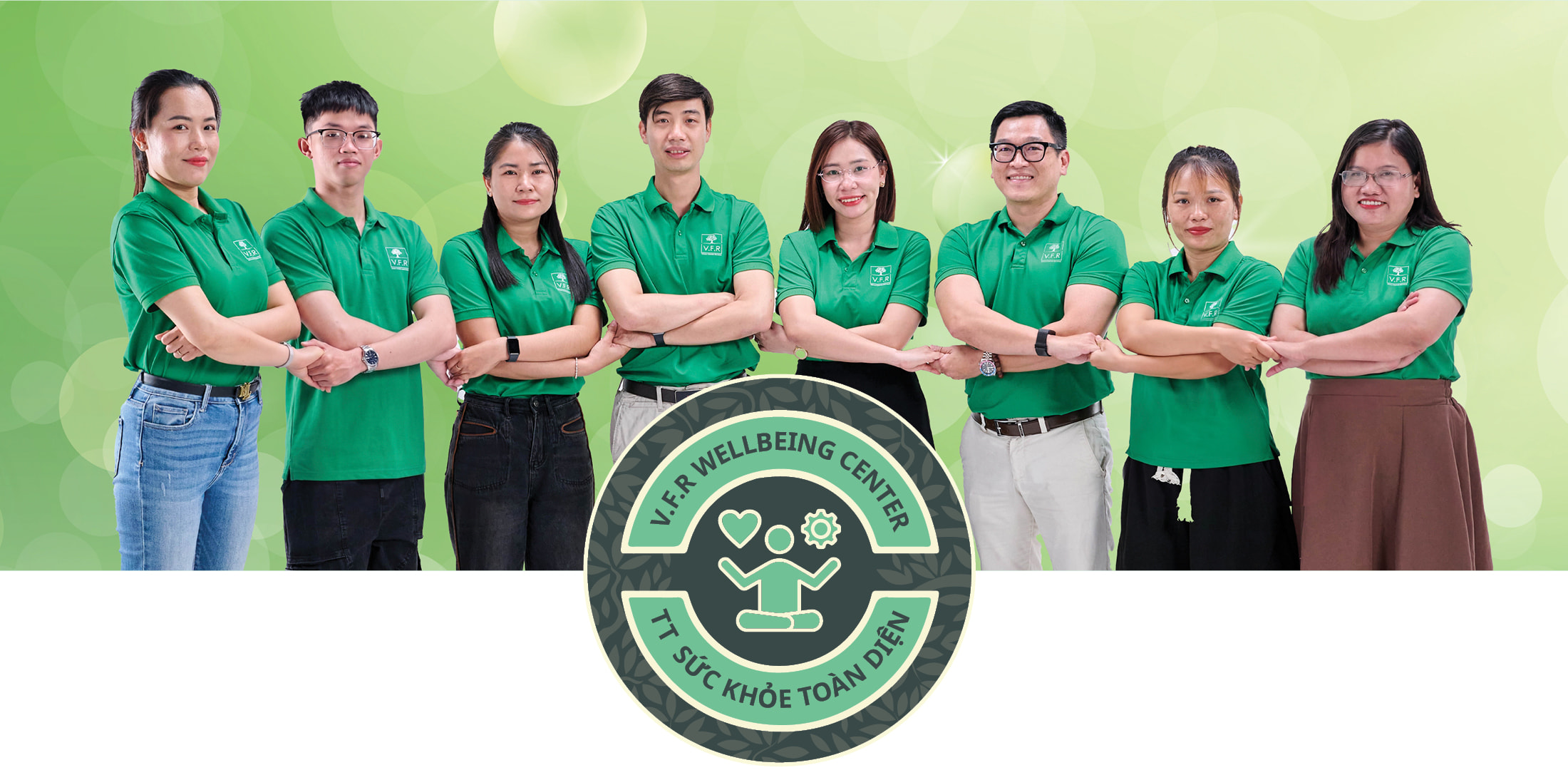 Đội ngũ Trung Tâm Sức Khỏe Toàn Diện V.F.R cùng logo trung tâm